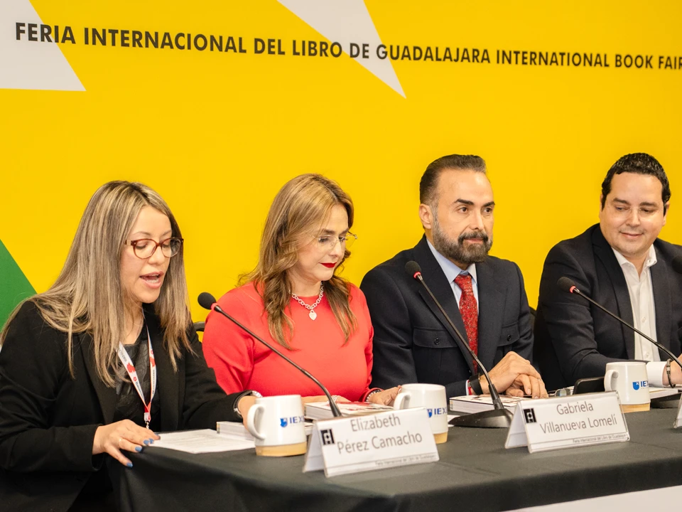 David Villanueva Lomeli presenta en la FIL Guadalajara su nuevo libro 49+1 La transformacion digital en 50 preguntas 2