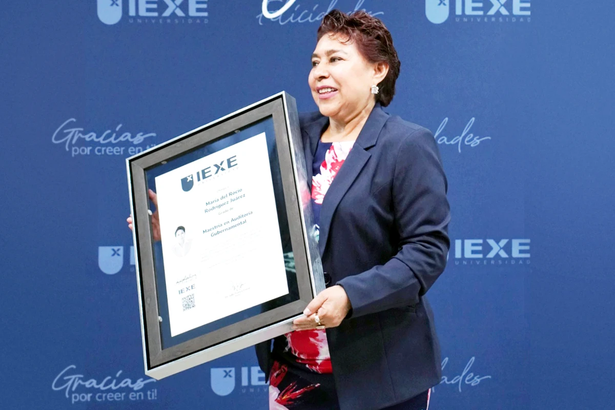 María del Rocío Rodríguez Juárez, titular de la Secretaría de Salud de Puebla, se gradúa de su Maestría en Auditoría en IEXE Universidad